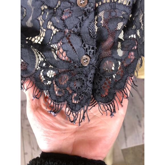 Club Monaco Black Lace Cropped Top scalloped hems back button closing size small - Picture 10 of 12